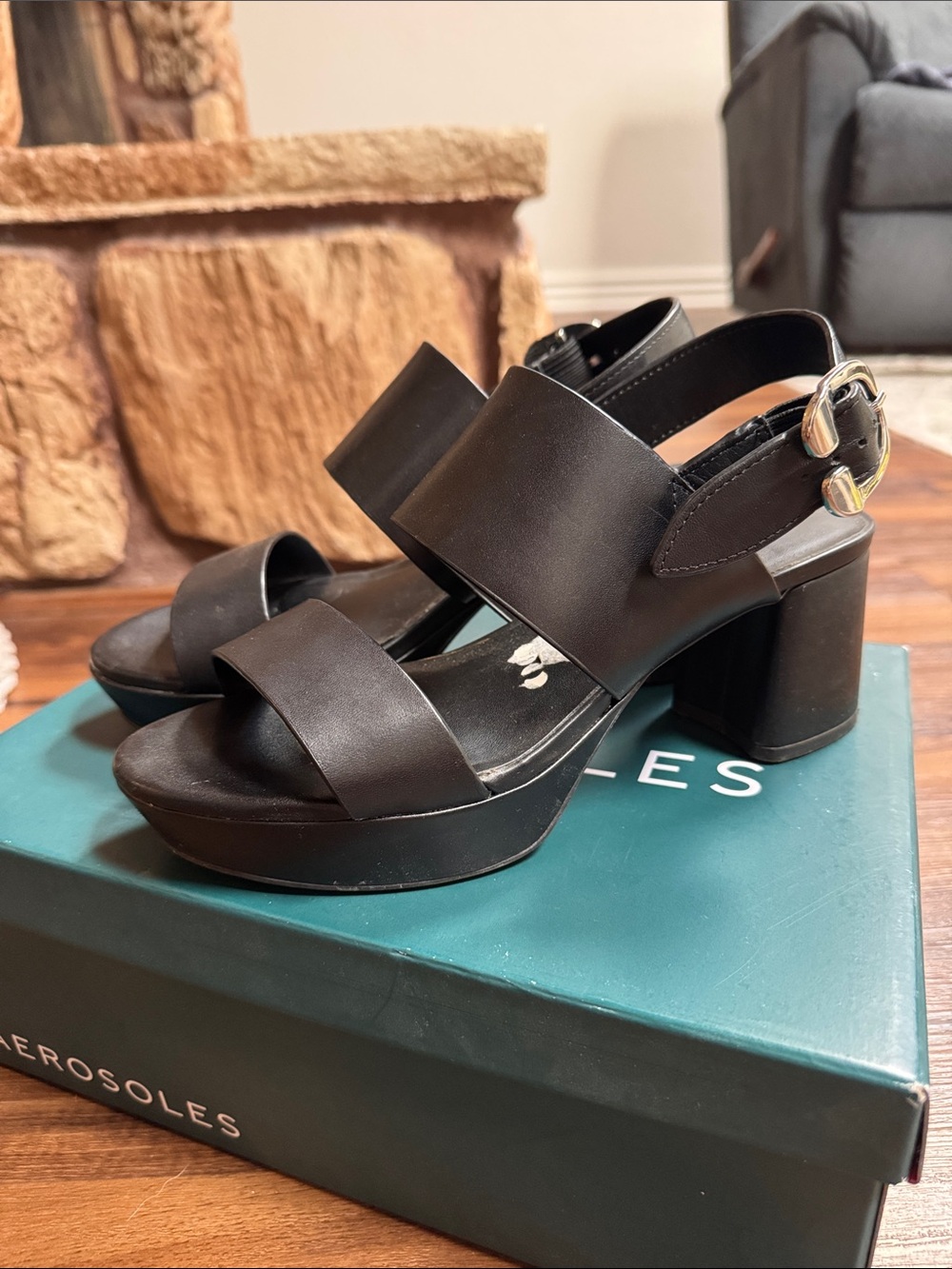 AEROSOLES Carimma black leather platform sandals 7